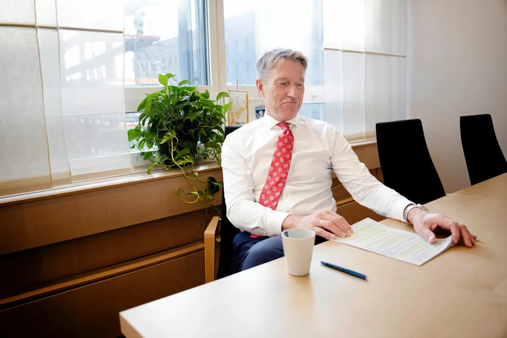 – Det er naturlig at Statnett nå utreder hva som skal skje med disse kablene, sier energiminister Terje Aasland.