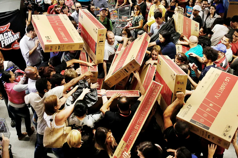 Årets Black Friday-salg ventes å slå nye rekorder. Det spørs imidlertid om norske konsumenter vil være like hissige på å få tak i en ny tv som disse brasilianerne i São Paulo.