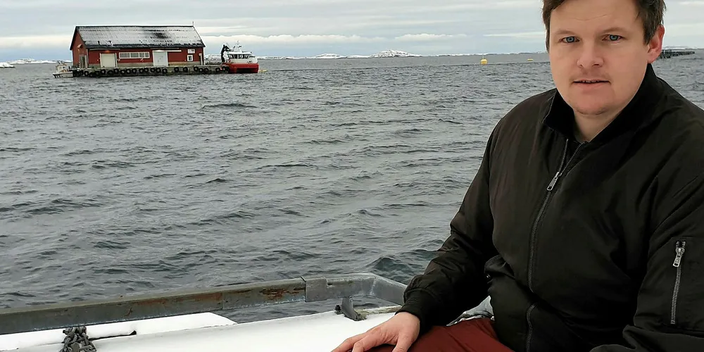 FLYTTET NORDOVER: Nå jobber Frits Martem fra Minde i Bergen med laks for Nova Sea i det lille øysamfunnet Bolga i Meløy.