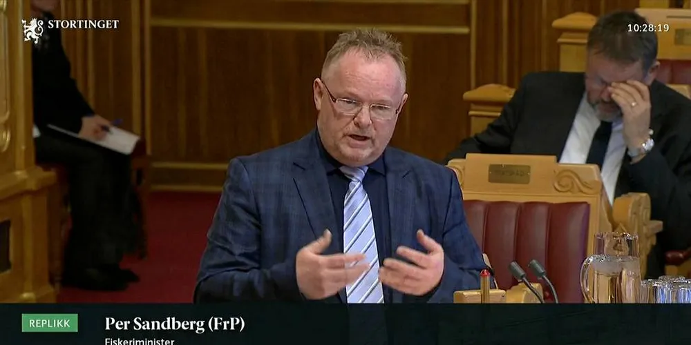 Fiskeriminister Per Sandberg måtte svare på spørsmål i Stortinget om hvordan han følger opp Riksrevisjonens rapport om kontroll i Skagerrak.Foto: Stortinget.no