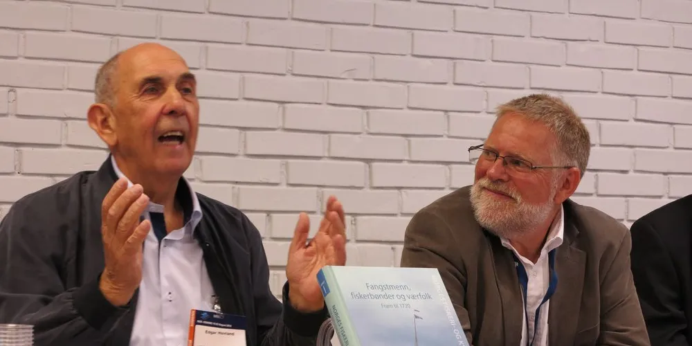 Redaktør for historiebindet om havbruk, Edgar Hovland (t.v. samen med Pål Christensen) sammenlignet sine bønner til havbruksnæringen med apostelen Paulus sine mange brev. Foto: Nils Torsvik