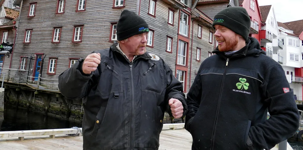 Kurt Oddekalv (63) and his son Ruben Oddekalv (36) in front of the Norwegian Environmental Protection Association's head office in Sandviken in Bergen.