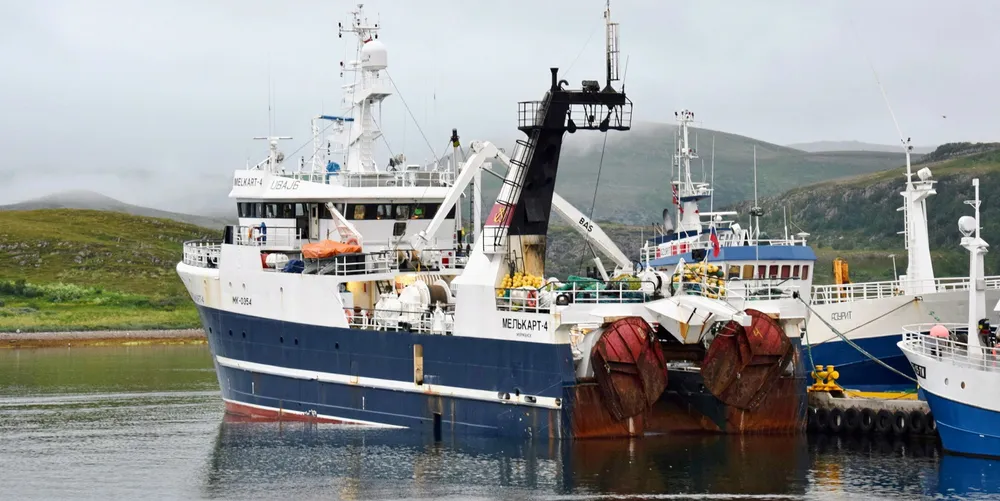 «Melkart 4» er blant de russiske trålerne som fisker sine kvoter i NØS utenfor Finnmark og Nord-Troms. Soneadgangen til norsk sone for å fiske og levering i norske havner er avgjørende for russernes suksess i dette fisket. Her er tråleren i Båtsfjord.