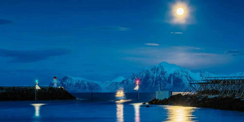 HARDT PRESS: I 2009 ble vi i Folkeaksjonen møtt med argumenter som gikk ut på at om ikke Norge åpnet for oljeboring, i Lofoten, Vesterålen og Senja, ville USA legge et hardt press på oss. Bildet viser molo og fiskehjell i Hovden, Vesterålen.