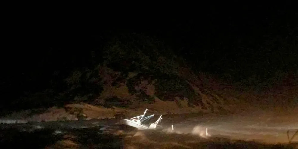 «Emma-V» gikk ned i uvær ved kai i Kamøyvær 15. januar 2018. Snart håper politikerne å kunne tilby ei tryggere havn for fiskebåtene.Foto: Privat