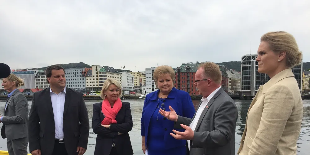 Salssjef Vidar Aasgård (t.v.) i Mundal Subsea, sammen med næringsminister Monica Mæland, statsminister Erna Solberg, fiskeriminister Per Sandberg og statssekretær Ingvil Smines Tybring‐Gjedde i Olje- og energi departementet. (Foto: Øystein Hage)