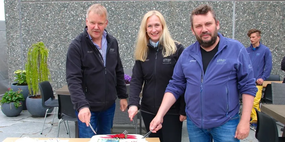 Konserndirektør for Havbruk Stig Nilsen i Lerøy Seafood Group, Administrerende direktør Rente Larsen i Lerøy Aurora AS og daglig leder Bjørn Hovrud i Laksefjord AS feiret sitt nye anlegg i Friarfjord med kake. Foto: Aslak Ballari