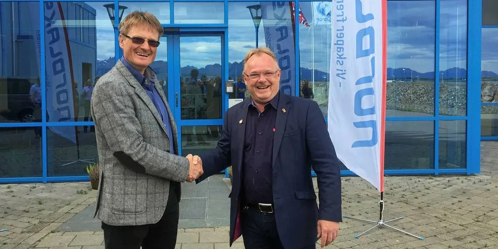 FÅR TILLATELSER: Inge Berg (t.v.) med besøk av fiskeriminister Per Sandberg (Frp). Bildet er tatt utenfor Nordlaks hovedkontor tirsdag.Foto: Nærings- og fiskeridepartementet