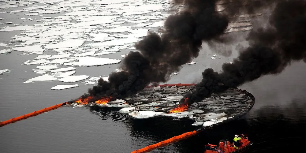 OLJE: Utfordringene med oljeutvinning i Arktis er mange. Her gjøres det forsøk på brenning av olje nær iskanten. Arkivfoto: Sintef