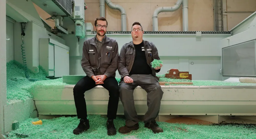 Sjur Herheim og Stein Ove Vikebø er henholdsvis leder for støperi og maskinering, og teknisk sjef. Begge er vel plassert i en moderne CNC-fres.