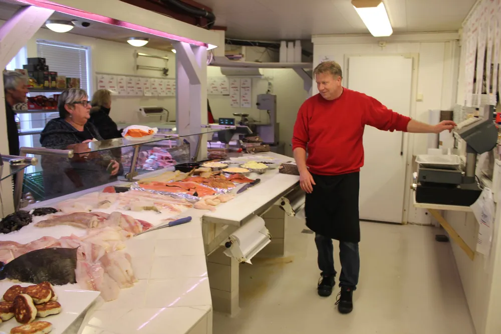 Trofast kunde: Liv Ravn er ofte innom og handler med seg fisk til middag hos Bjørn Berntsen. Fiskeforbruket i Norge stuper.