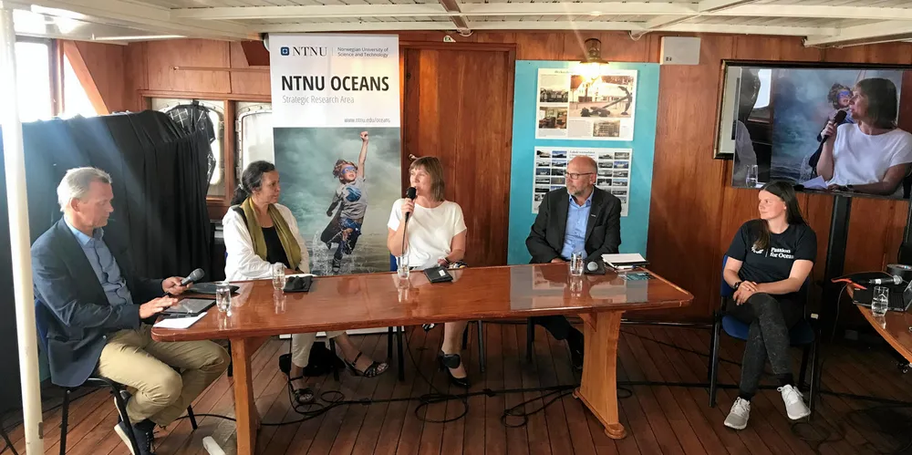 Siri Granum Carson, direktør NTNU Havrom (i midten) ledet samtalen med Tor Grande, prorektor forskning ved NTNU (t.h.). Monica Boracco (t.v.), daglig leder i Applaus scene, og Kaja Færtoft (t.h.) rådgiver i Passion for Ocean, deltok også i samtalen der vår havforståelse ble diskutert.
