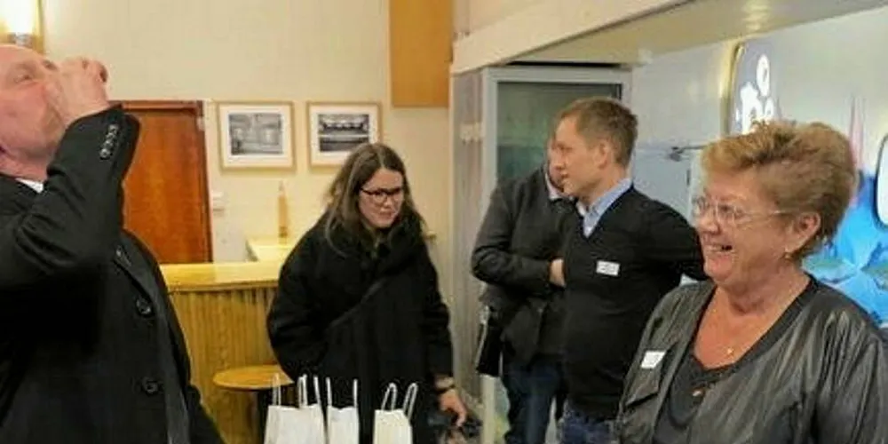 May-Britt Manin i Olivita serverte selolje til tidligere statssekretær Ronny Berg da selfangstfilmen ble lansert i Oslo.Foto: Nils Torsvik