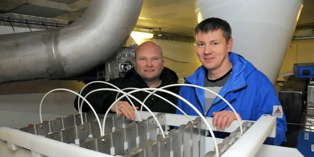 Rolf Guttorm Kristoffersen, her sammen med Einar Roger Pettersen i Melbu Systems i 2011, er svært fornøyd med el-bedøveren, og anbefaler andre å ta i bruk dette om bord. Ny forskning viser at det er mange fordeler med å få en el-bedøver installert. Arkivfoto: Bjørn Eide