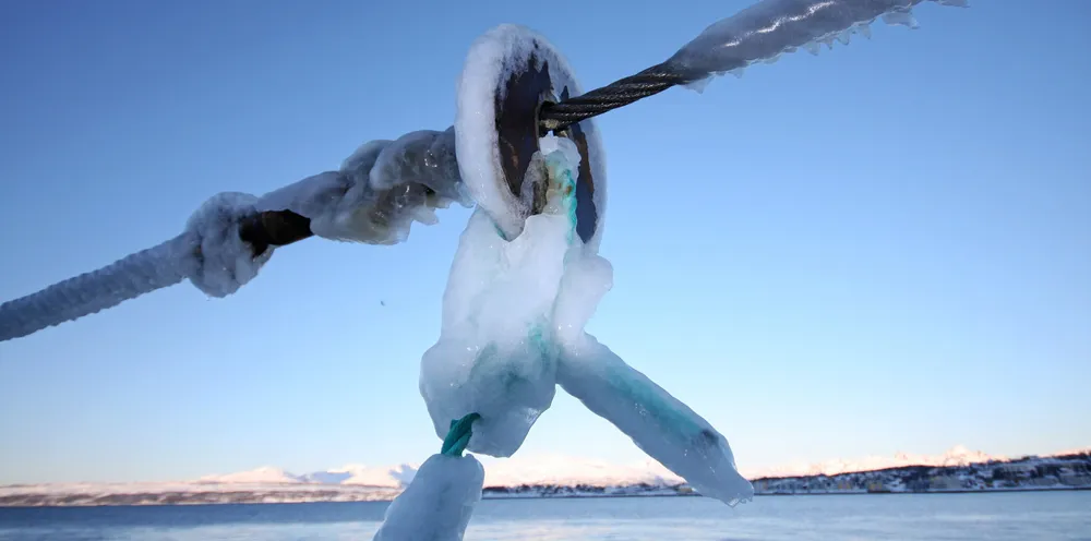 Meteorologisk Institutt har sendt ut gult farevarsel om ising på skip.