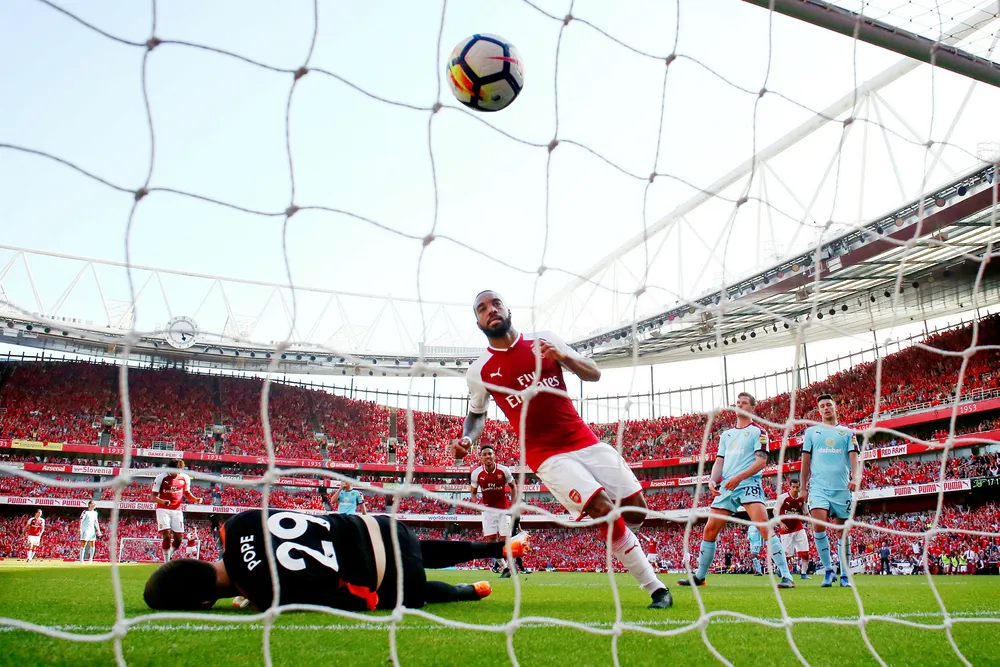 Arsenals stjernespiss Alexandre Lacazette er en av Premier League-profilene som kan bli å se på den amerikanske strømmetjenesten Amazon Prime i Storbritannia neste år.