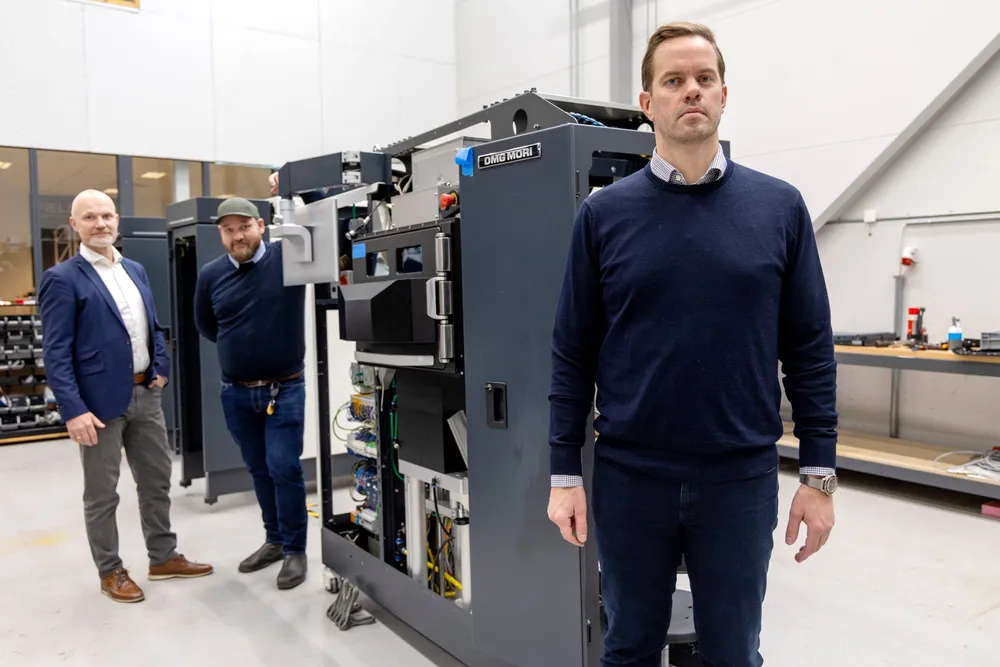 – Av vår omsetning kom i fjor over 88 prosent fra forsvarsvirksomheter, sier Christian Duun Norberg, gründer og styreleder i Fieldmade foran maskinen. Bakerst står daglig leder Jostein Olsen til venstre og teknologidirektør Svein Hjelmtveit.