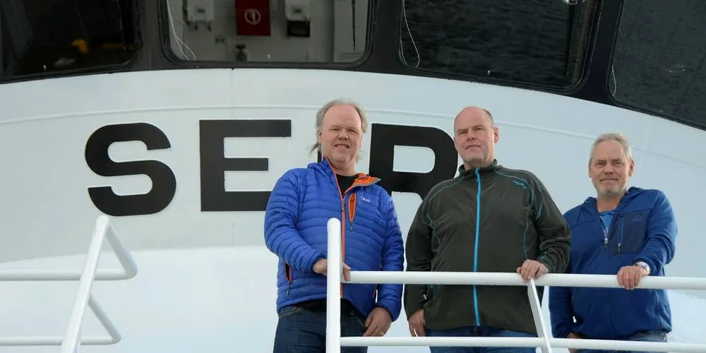 BRØDRENE: Tre brødre, Jostein, Fred Ove og Stian Michal Urkedal, i det snart 100 år gamle linebåtrederiet som har fått bygd «Seir», det fjerde nybygget i familierederiets historie.Foto: Einar Lindbæk