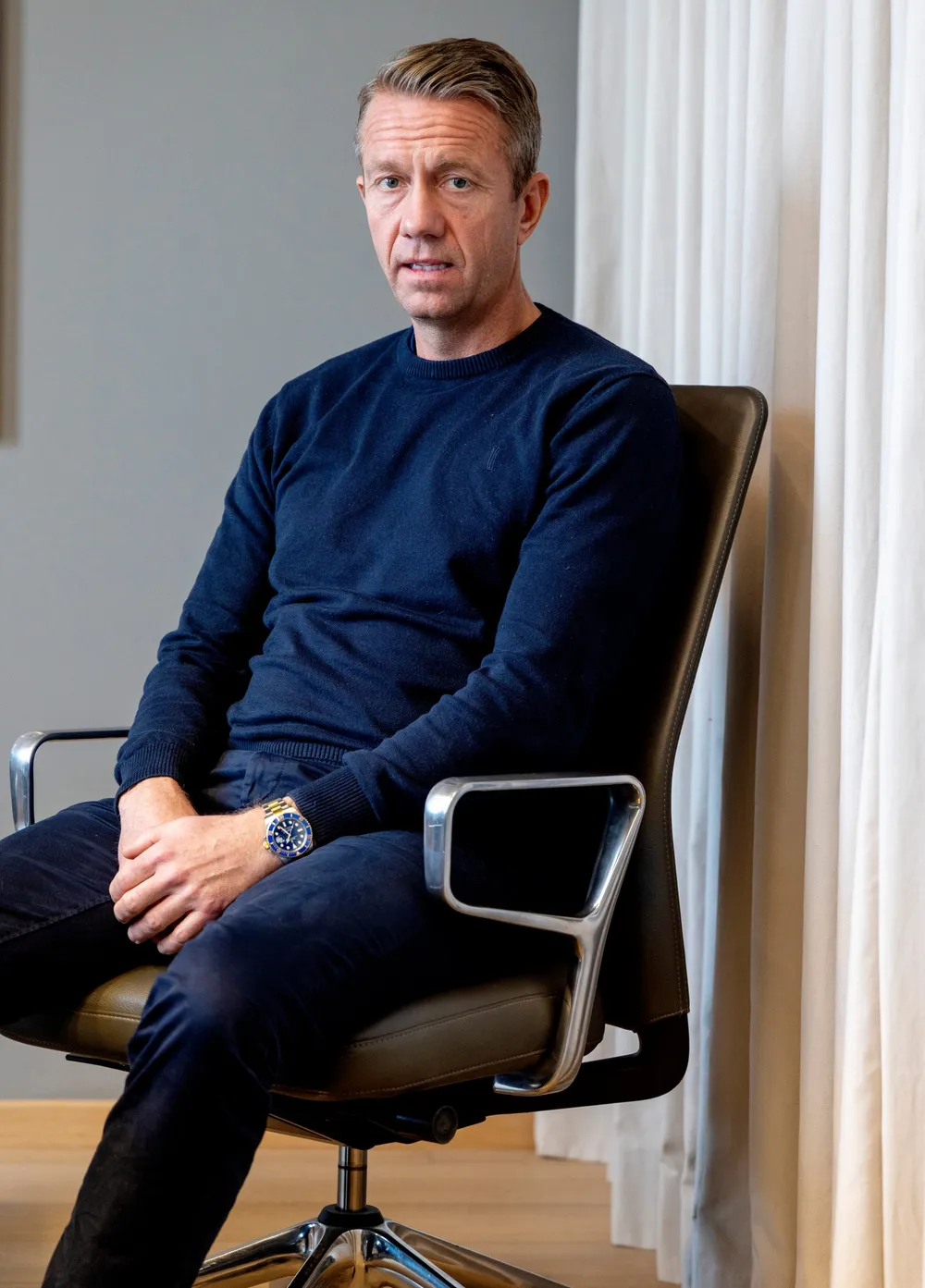 Gøran Røstad mener reaksjonen fra arbeidsgiveren er overdrevet. – Det har skjedd og kommer til å skje mye verre ting enn dette bildet i denne bransjen, sier han.