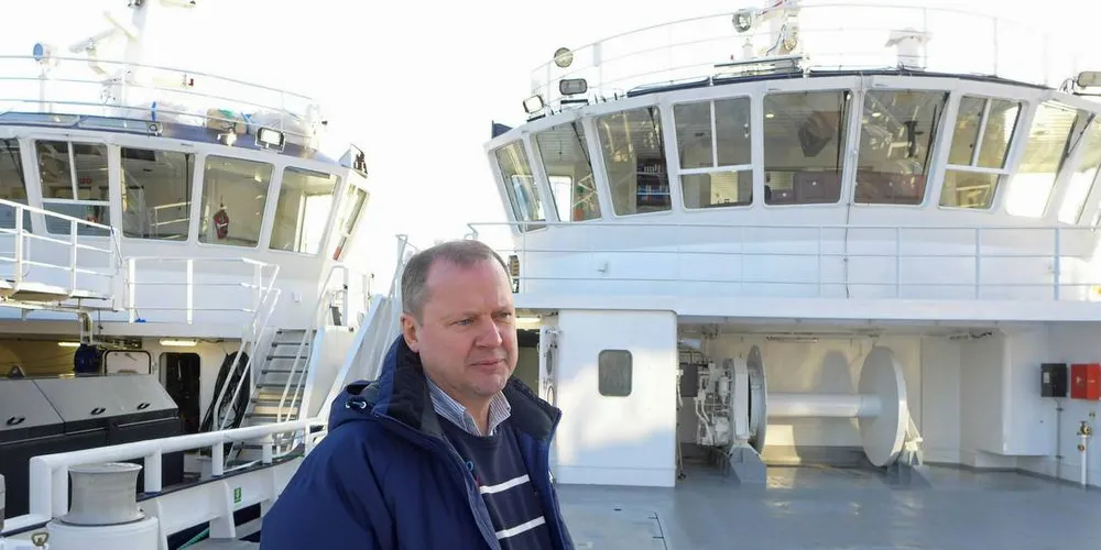 STØRJE: Jonny Lokøy på fordekket av «Nothav» og med «Notmann» til venstre. Arbeidsbåtene vil være viktige for å drive levendelagring av makrellstørje i merder.