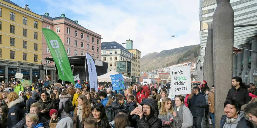 KLIMADEMONSTRASJON: At unge mennesker i dag er bekymret, bør ikke møtes med en duknakket befolkning som går rundt og føler skam. Vi må heller handle, understreker vår kronikkgjest.Arkivfoto: Kjersti Sandvik