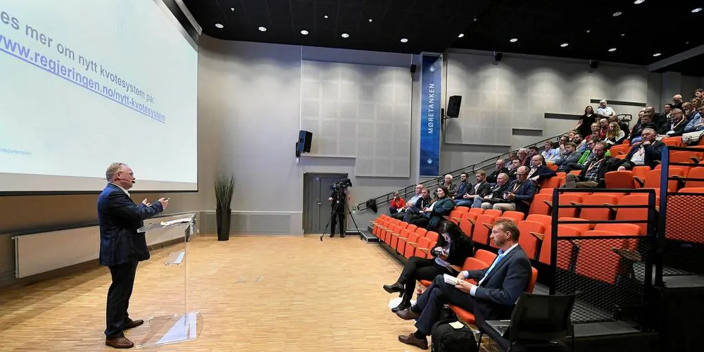 MØTER OPP: Fiskeriminister Per Sandberg vil høre folkets mening om fremtidens kvotesystem. Rundt 150 personer møtte opp på folkemøtet i Ålesund i juni. I august blir det møter i Mandal og Alta. Foto: Fridgeir Walderhaug