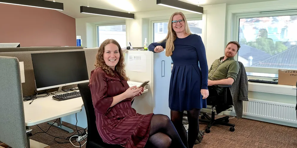 Fra tirsdag har Fiskeribladet ny abonnementsløsning på plass. På bildet: Journalist Kjersti Kvile, nyhetsredaktør Camilla Aadland og journalist Robert Nedrejord