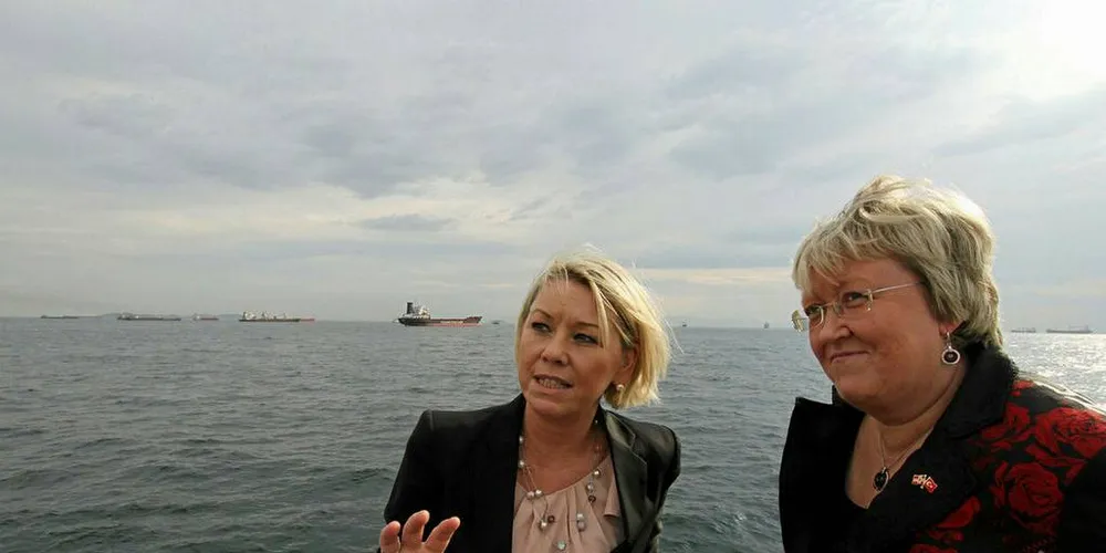 Kommunalminister Monica Mæland (t.v.), her sammen med tidligere fiskeriminister Elisabeth Aspaker.Foto: (Foto: Trond Viken, NHD)