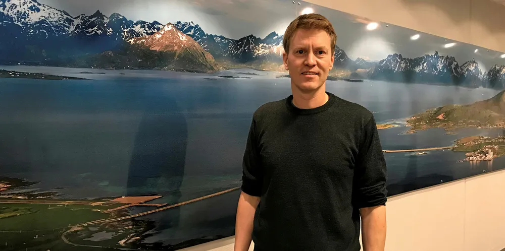 Konsernsjef i Nordlaks, Eirik Welde. På bildet bak ser du fabrikken på Børøya nede til høyre. I bakgrunnen reiser nordsida av Lofotveggen seg. Nede til venstre skimtes Skagen lufthavn.