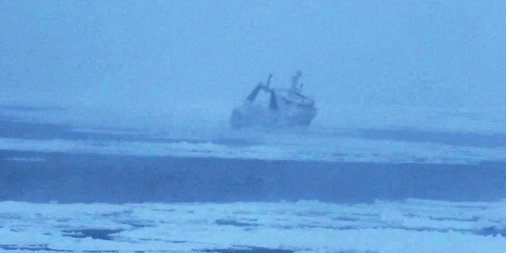 MINUS 43: KV «Svalbard» har gjennomført en vellykket operasjon ved den havarerte tråleren Northguider i Hinlopen, og risikoen ved havaristen er dermed ytterligere redusert.