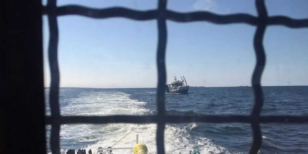 En reketråler fikk problemer i Oslofjorden onsdag kveld. «Horn Rescue» sleper torsdag formiddag «Pauline» til land. Foto: Redningsselskapet/«Horn Rescue»