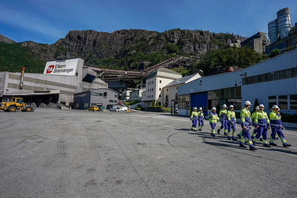 Elkem Bremanger i Svelgen produserer ferrosilisium for det europeiske markedet. Elkem er den største produsenten av ferrolegeringer i Norge, og har også fabrikker på Island. Verdikjeden omfatter også gruver og kjemiske fabrikker i flere EU-land.