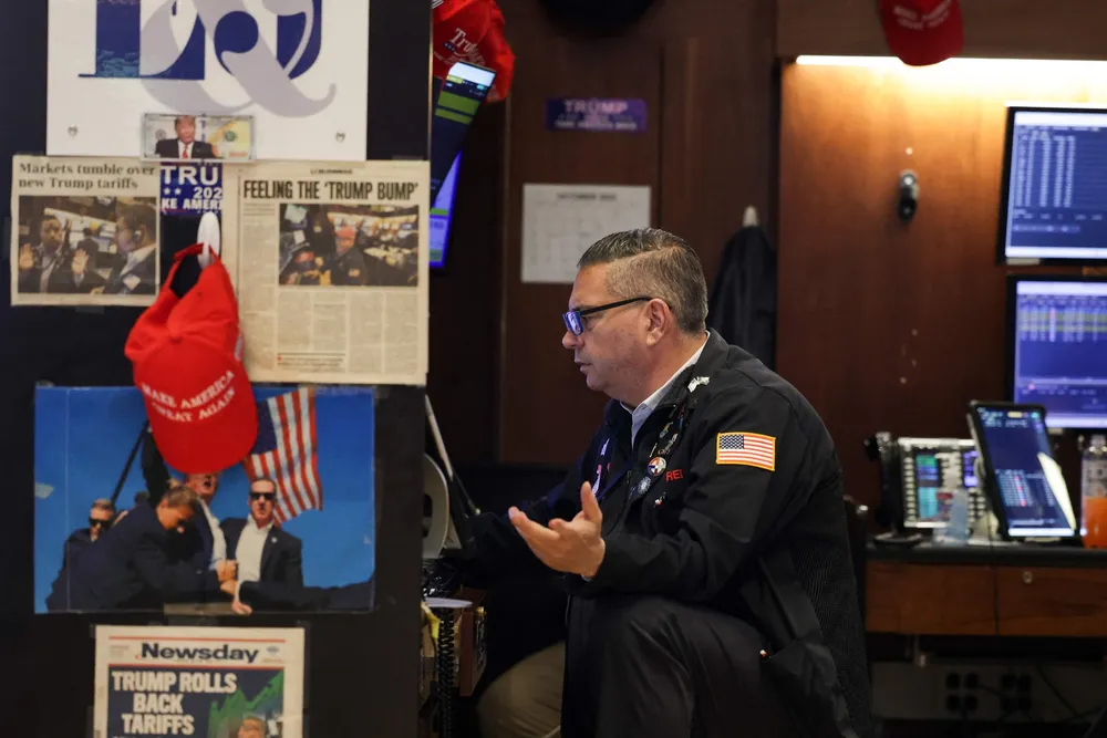 En av meglerne på New York Stock Exchange (Nyse) torsdag kveld.