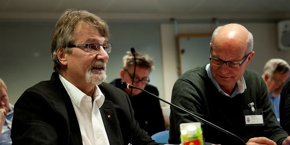 Jan Magne Flaat, daglig leder Fiskernes Agnforsyning (t.h.) ba fiskeridirektøren vurdere å sette opp agnkvoten på NVG-sild. Han fikk støtte fra Knut Werner Hansen. Foto: Kjersti Kvile Reguleringsmøtet 2015. Knut Werner Hansen (t.v.) representerer kommunenes interesseorgansiasjon KS. Til Høyre: