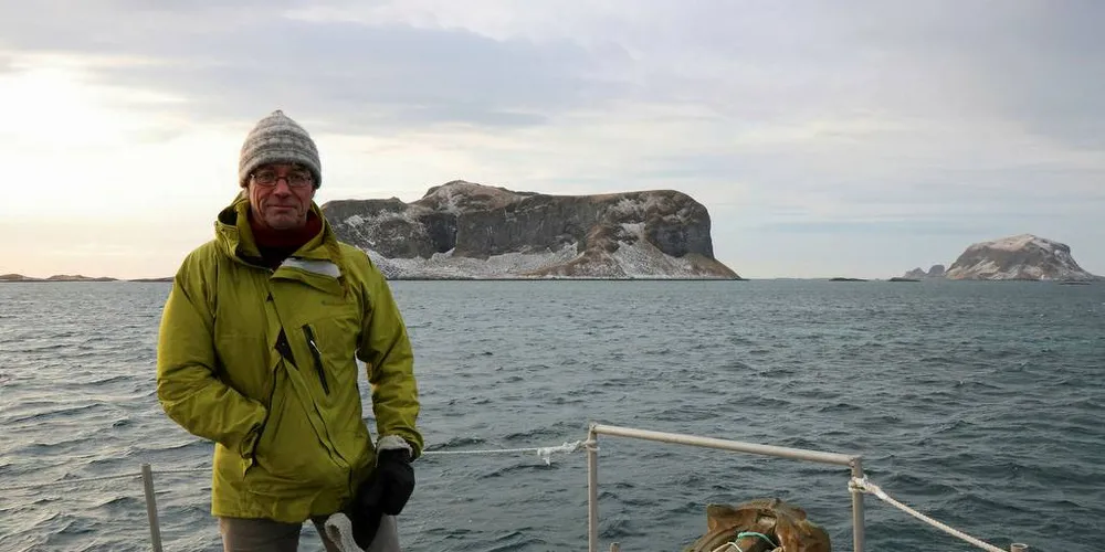 VIKTIG NÆRING: Leder i Miljøpartiet de Grønne, Rasmus Hansson, besøker Røst i Lofoten.Foto: Jørn Mikael Hagen