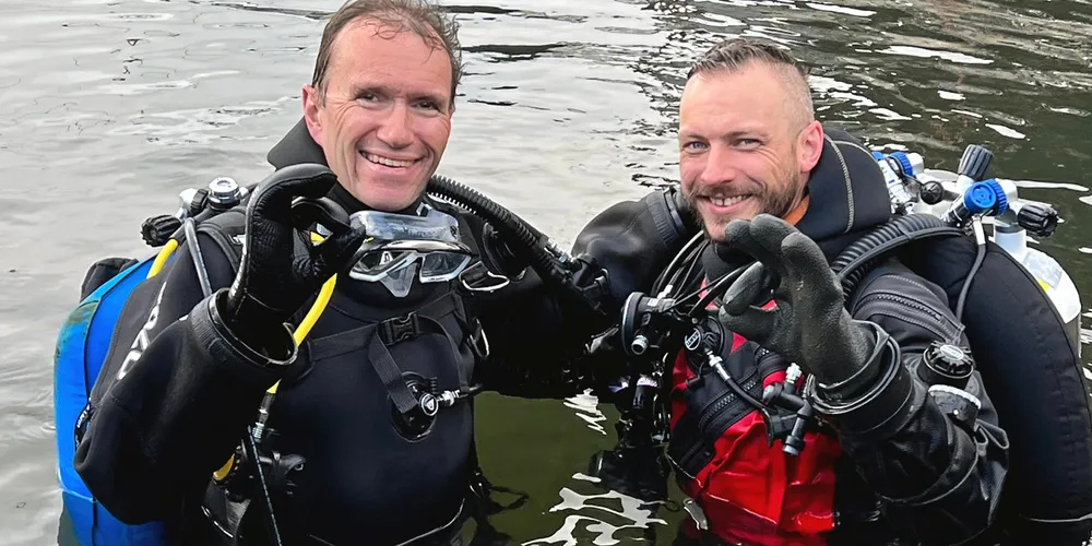 Fredrik Myhre, leder for havteamet i WWF Verdens naturfond (t.v) og klima- og miljøminister Espen Barth-Eide etter en dykketur i Oslofjorden.