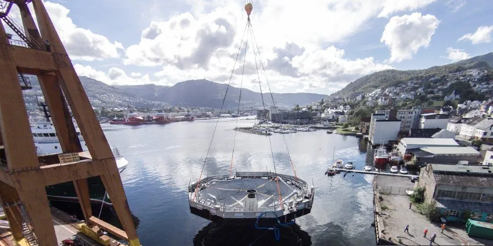 Illustrasjonsofot: Her sjøsettes Ecomerden utenfor Laksevåg i Bergen. Ecomerden er ett av ni selskaper i det nye gründerprogrammet i sjømatnæringen. (Foto: Fredrik Kyrkjebø)