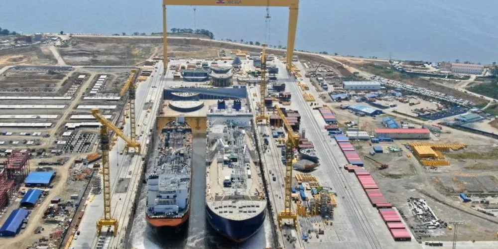 Zvezda Shipbuilding Complex has launched three LNG carrier hulls towed over to its yard from Samsung Heavy Industries. One of these is seen on the right in this photo.
