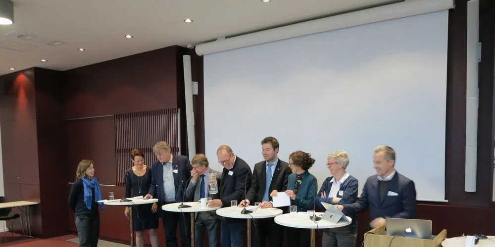 Syv stortingsrepresentanter deltok i debatten til Sjømat Norge. Fra venstre Inger Marie Sperre, styreleder i Sjømat Norge, Line Henriette Hjemdal (Krf), Ove Trellevik (H), Oskar Grimstad (FrP), Pål Farstad (V), Geir Pollestad (Sp), Ingrid Heggø (Ap) og Grethe Fossli (Ap) + Arne Karlsen i Nergård. F