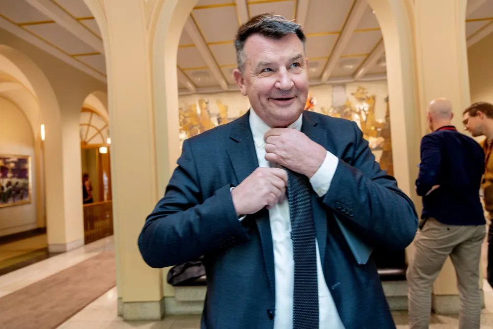 Regjeringen kutter CO2-avgiften på luftfart og begrunner det med at de vil dobbel virkemiddelbruk til livs. Da er det rart at de ikke gjør det samme for oljenæringen, mener Frps Tor Mikkel Wara.