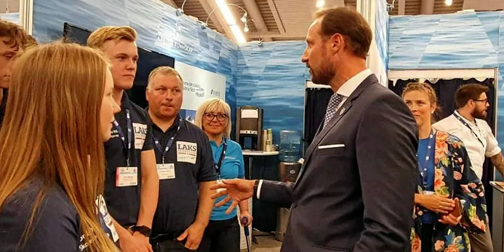 STUDENTER: HKM Kronprins Haakon tok seg tid til å snakke med akvakulturelevene fra Nord-Troms vgs under sitt besøk på Aqua Nor.