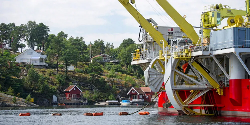 Bildet er fra installasjonen av Skagerrak 4, en 130 km lang kraftkabel mellom Bulbjerg (Danmark) og Kvivika (Norge). Det har vært feil på kabelen siden 2019.
