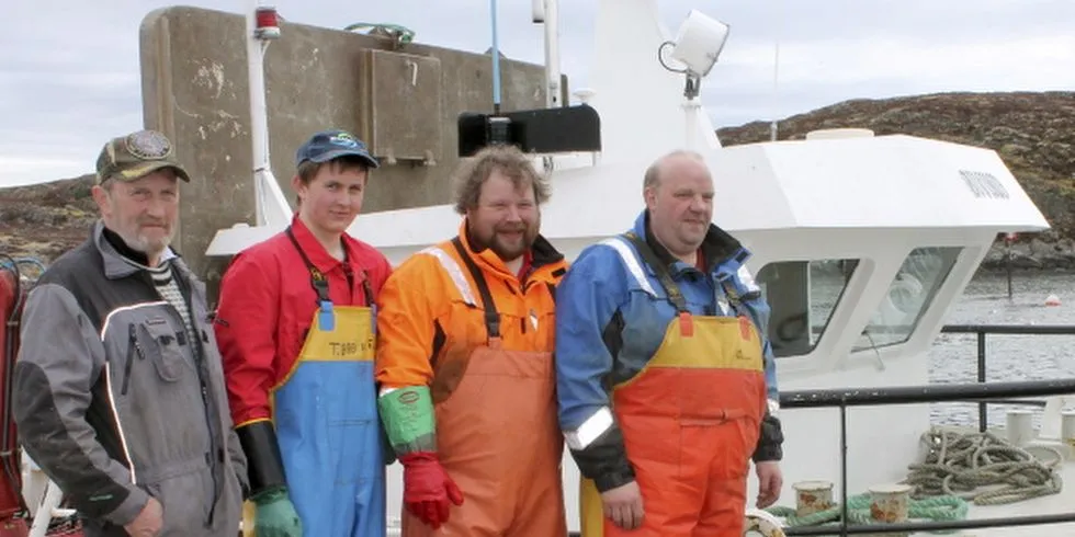 TRIVES: De har håndtert rundt 15 tonn i snitt hver dag i to måneder og skryter av egen sjef og godt miljø mellom kystfiskere og bryggearbeiderne. F.v: Kjell Lindgjerdet, skipper på fraktbåten som fører fisk til Rørvik. Videre Paul Martin Wigdahl, Bernt Hellesø og Torbjørn Breivik. Foto: Knut A. Valø