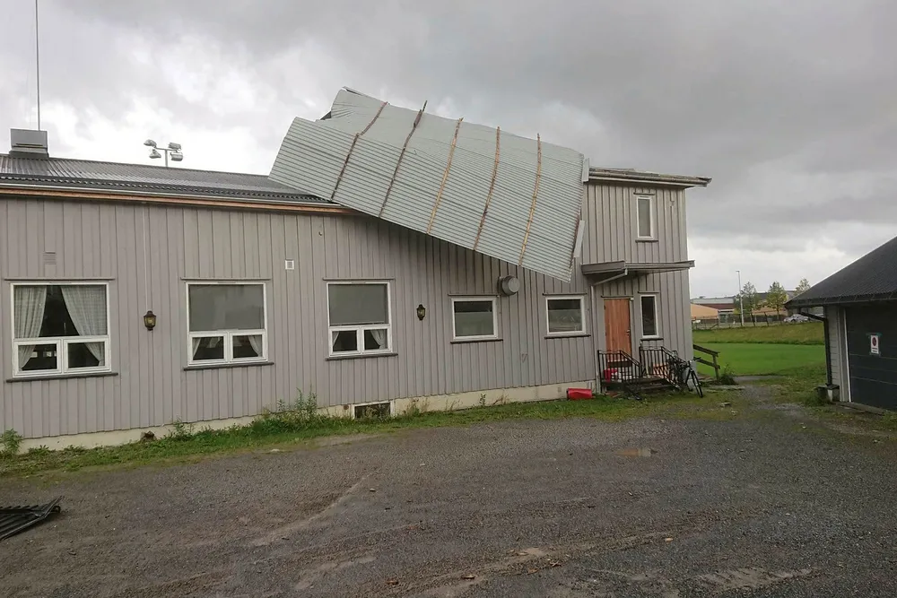 Deler av taket på klubbhuset til Vang Fotballag ved Hamar ble tatt av vinden i ekstremværet Knud.