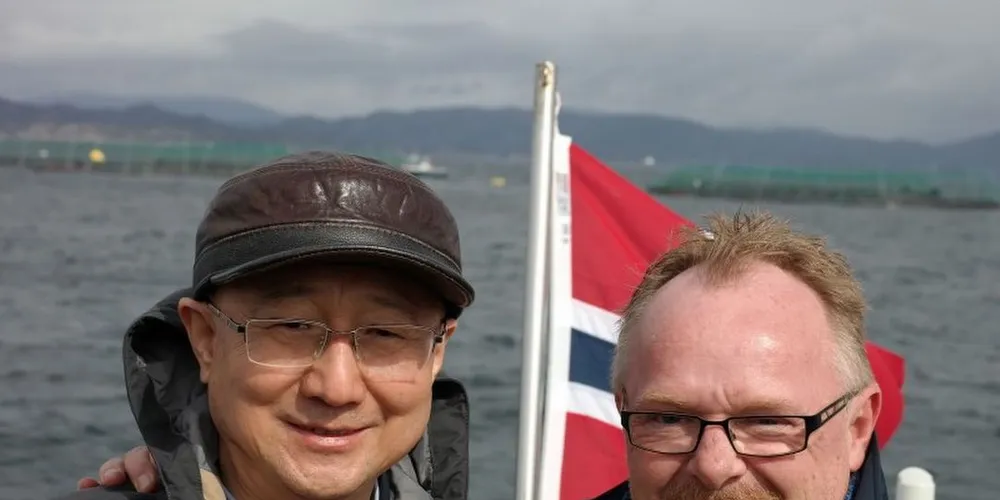 Fiskeriminister Per Sandberg og ministeren for Kinas veterinærmyndigheter, Shuping Zhi. Pressefoto.
