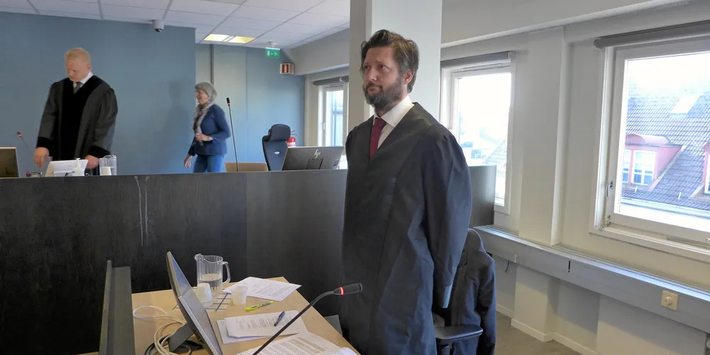 Advokat Kristoffer Larsen Rognvik forsvarer Ocean Fresh Food i Hordaland tingrett. Tirsdag kom det frem at styreleder Karl Mchugh sier selskapet går konkurs om det blir dømt.