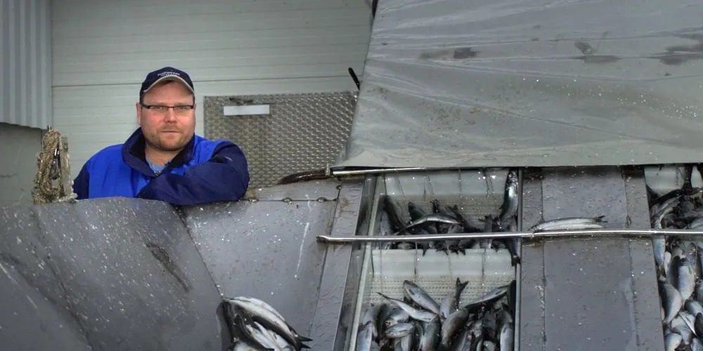 Roar Aasen daglig leder ved Fosnavaag Pelagic er som første mottak nå i sesongen godt i gang med dorgemakrellen. Her losses sild ved en tidligere anledning. Foto: Fridgeir Walderhaug