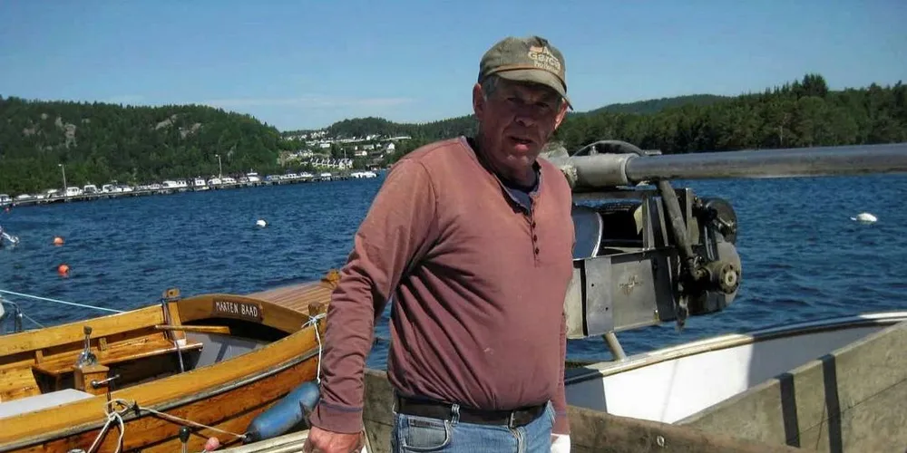 MINDRE FANGST: Mandal-fiskeren Svein Lund på kystfiskebåten «Lovise» fikk to laks på 5 til 7 kilo i sesongens første trekk av to kilenøter utenfor Mandal.Foto: Roy Harbakk