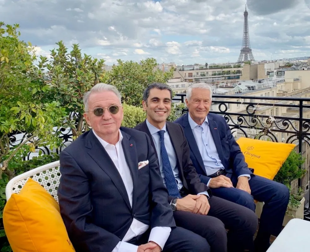 Terje Rød-Larsen og Thorbjørn Jagland i Paris. Tredjemann på bildet er den franske diplomaten Fabrice Aidan. Bildet er merket med datoen 20. juni 2019.