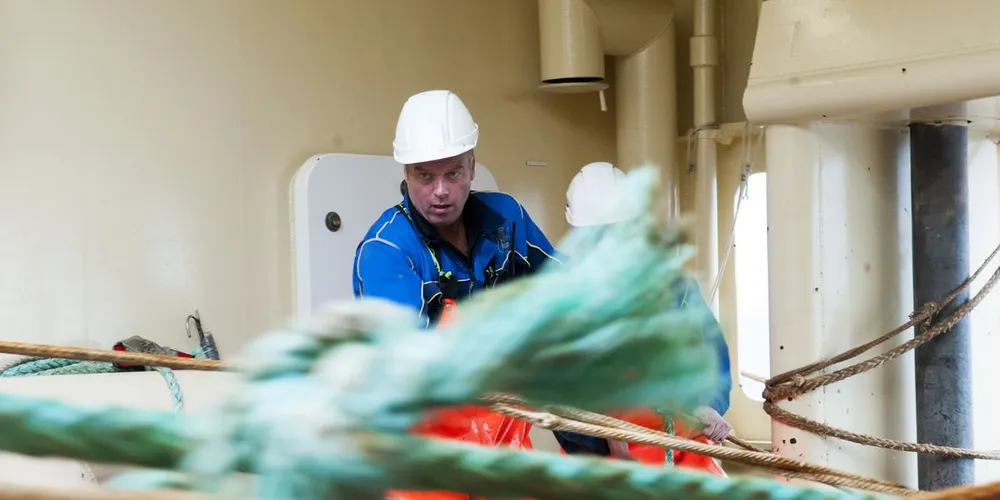 Fisker Kurt Petter Vike tar i for å få trålen ut på fjorden. Etterpå forteller han at han synes fiskeri er langt mmer spennende enn forskning. - Det er jo mer spenning på hva vi får i neste kast, men det er bra at makrellen kartlegges, klart det, sier han. (Foto: Kjersti Kvile)